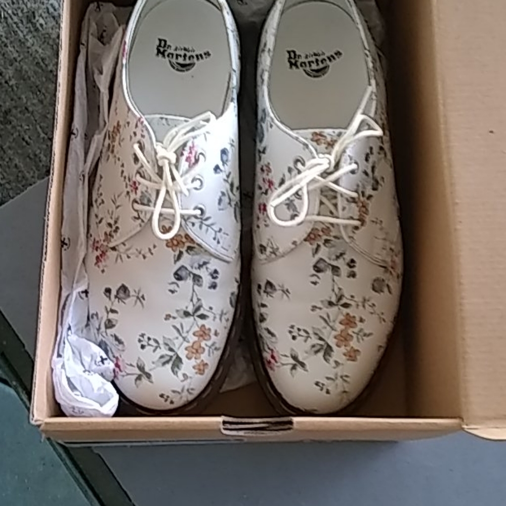 Doc Martin Airwair women shoes 8 W , EU 39